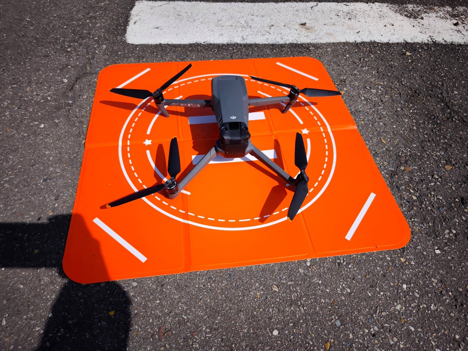 Drone Mavic sobre plataforma