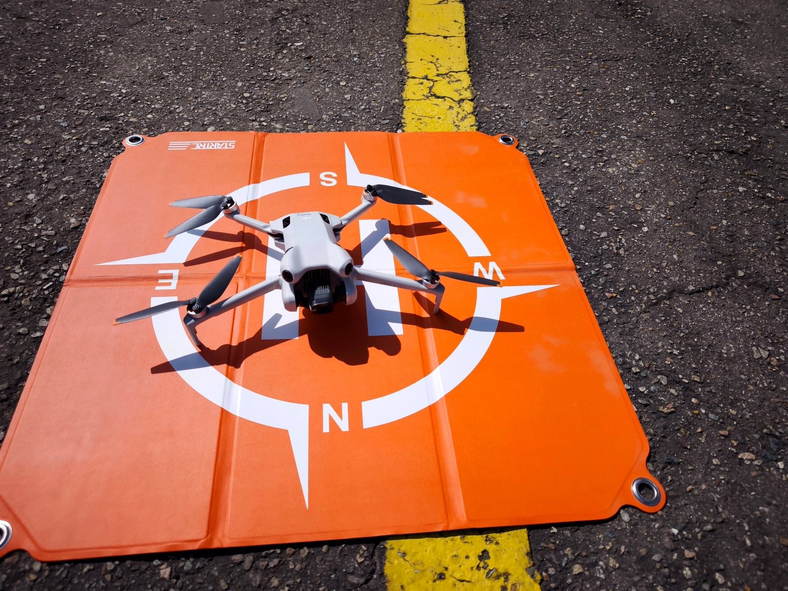 Drone compacto en plataforma